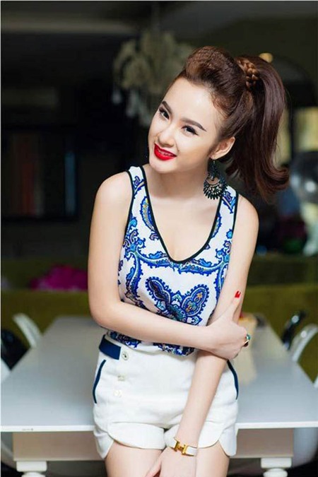 Gương mặt trang điểm đậm đà không hợp với style quần sooc năng động.
