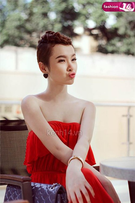 Làn da trắng nuột nà, bờ via thon là lợi thế lớn giúp 'Bà mẹ nhí' diện đẹp những chiếc váy maxi hay đầm cúp ngực.