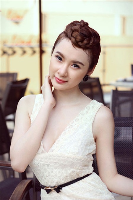 Đầm bó khoét nách là một trong những trang phục yêu thích nhất của Phương Trinh.