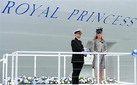 Công nương Kate đứng trên con tàu Toyal Princess do cô làm mẹ đỡ đầu. Ảnh: The Sun
