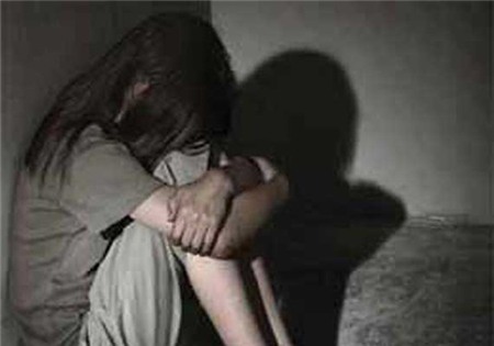 Đi nhờ ô dưới trời mưa, nữ sinh 14 tuổi bị cưỡng hiếp tập thể