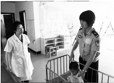 Bé gái 7 tháng tuổi khóc ngất vì bị bỏ rơi trong nhà vệ sinh công cộng 1