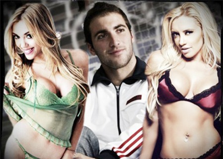 Higuain có đêm vui 'quên trời đất' sau khi bị thẻ đỏ.