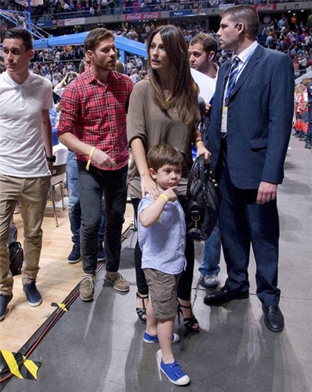 Cặp đôi loay hoay tìm chỗ ngồi trong nhà thi đấu.