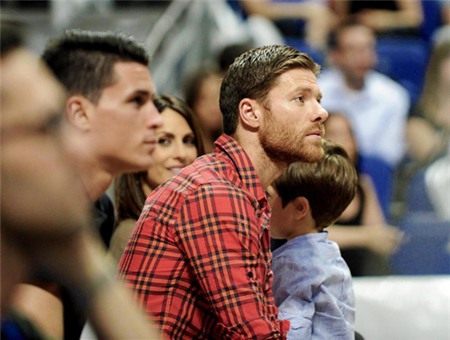 Hôm 12/6, vợ chồng Xabi Alonso có mặt trong nhà thi đấu ở Madrid cổ vũ đội bóng rổ Real Madrid trong trận đấu với đối thủ kình địch Barcelona.