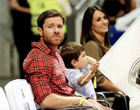 Bà xã Nagore tươi tắn, con trai Jonxtu thì tinh nghịch còn Alonso lại hướng ánh mắt buồn nhìn xa xăm.