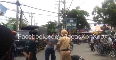 Clip: Thanh niên hung hăng chửi, đánh cảnh sát giữa đường
