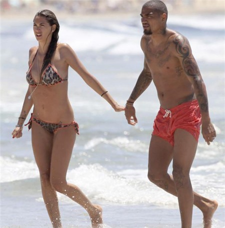 Kevin Boateng và người yêu quyến rũ vẫn mải mê với những con sóng trên đảo Ibiza.