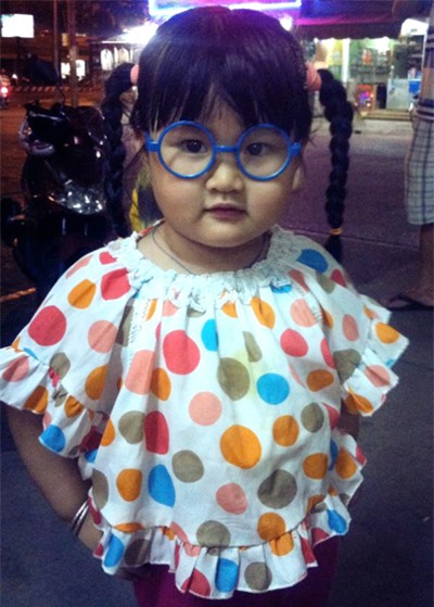 Cô vợ của tiền đạo Phan Thanh Bình khoe ảnh con gái Cheryl với cặp mắt kính ngộ nghĩnh.