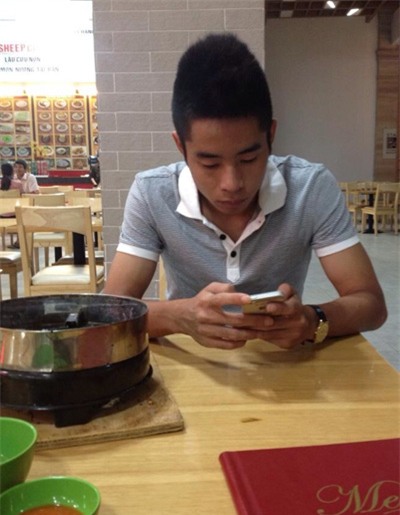 Hậu vệ Xuân Hùng tranh thủ đi ăn uống và xem phim với bạn bè sau đợt tập trung cùng U23 Việt Nam vừa qua.