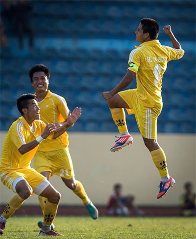 Đội trưởng Nam Định Hoàng Nhật Nam đang thi đấu ở giải hạng nhì khoe bức ảnh mừng bàn thắng.