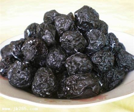 Mận sấy nấu rượu vang