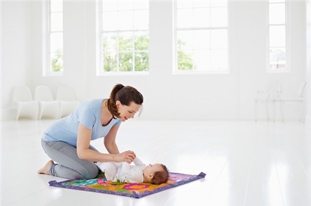 Những điều mẹ nên dạy bé 0 - 3 tháng tuổi 2