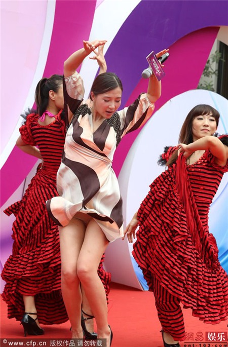 A Đóa nhảy quá sung bị
