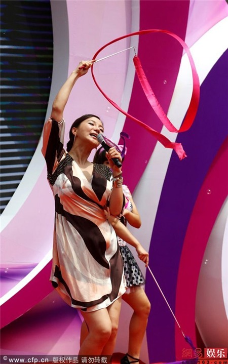 A Đóa nhảy quá sung bị 