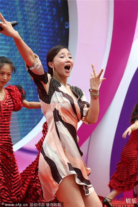 A Đóa nhảy quá sung bị 