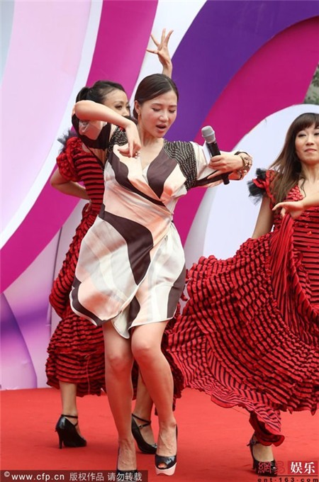 A Đóa nhảy quá sung bị 