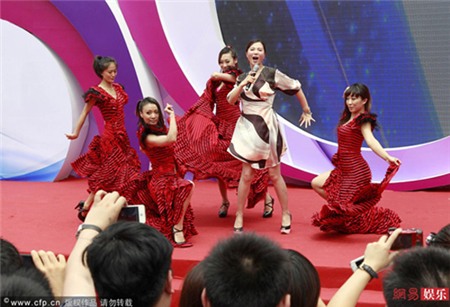 A Đóa nhảy quá sung bị 