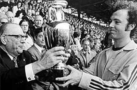 Beckenbauer mùa liên tiếp giành cúp C1 cùng với tư cách là đội trưởng của Bayern.