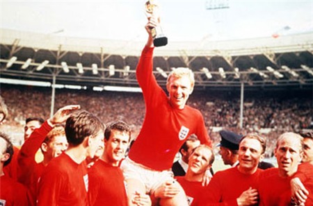 Sir Bobby Moore nâng cao chức vô địch World Cup 1970 cùng ĐT Anh.