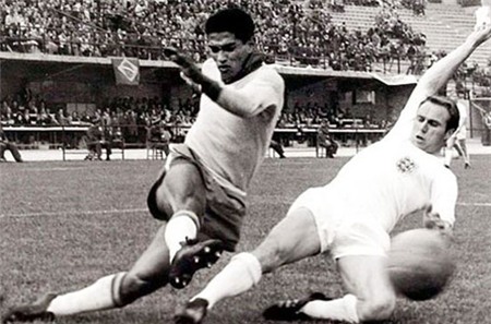   Nhỏ con, Garrincha vẫn là nỗi ám ảnh của cầu thủ đối phương.