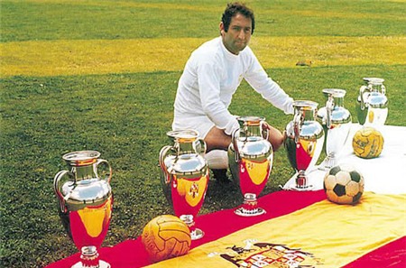 Gento cùng 6 chiếc cúp C1 ông có được trong thời gian khoác áo Real.