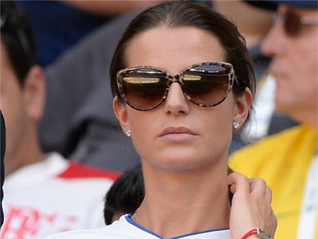 Trong trận đấu bán kết gặp Tây Ban Nha vài ngày trước, Cristina de Pin cũng giấu cảm xúc sau cặp kính râm lớn.