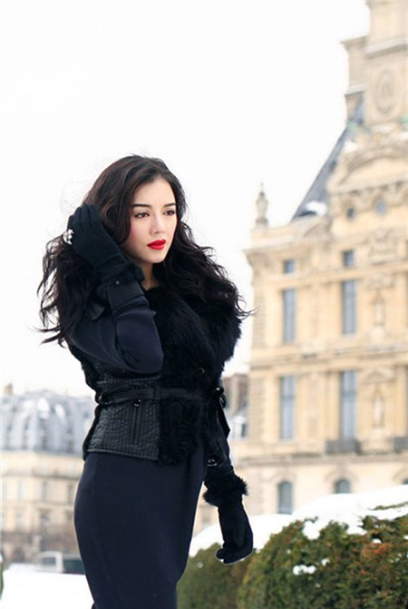 Người đẹp diện bộ cánh đen quyến rũ và nổi bật trên đường phố Âu châu. Vóc dáng đầy đặn, gợi cảm của Lý Nhã Kỳ khiến nhiều người ngắm bức hình này phải ngỡ ngàng.