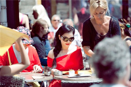 Với tóc tết lệch, đầm đỏ trễ vai và kính mắt sành điệu, Lý Nhã Kỳ rực rỡ, nổi bật và cuốn hút không kém phần minh tinh châu Á như Phạm Băng Băng, Trương Vũ Kỳ.