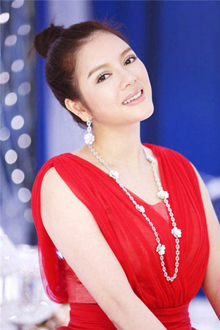 Gam đỏ nồng cháy, nổi bật được người đẹp sử dụng nhiều. Trong shoot hình này Lý Nhã Kỳ khoe được vẻ tươi tắn và ngọt ngào của phụ nữ trưởng thành.