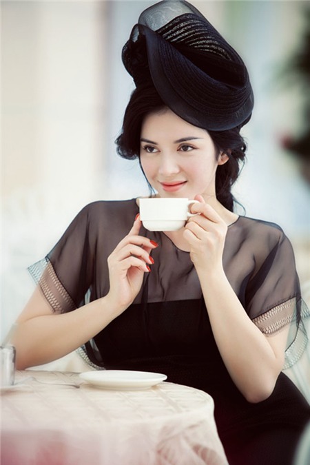 Quyến rũ và hút hồn với style đen huyền bí.