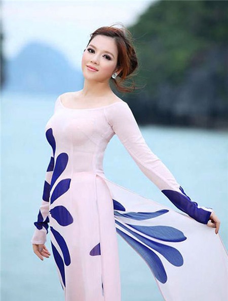 Diện trang phục truyền thống, người đẹp thả dáng trước non xanh nước biếc.