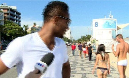 Obi Mikel bỏ ngang phỏng vấn vì vòng 3 của người đẹp 