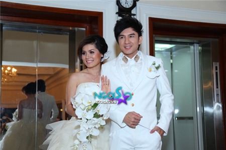 Toàn cảnh: Đám cưới ca sĩ Đan Trường ngập tràn gam trắng sang trọng | Đan Trường,đám cưới,bí mật,bà xã,tiệc cưới,người thân,fan hâm mộ,tình cảm,hạnh phúc,lộng lẫy,lãng mạn