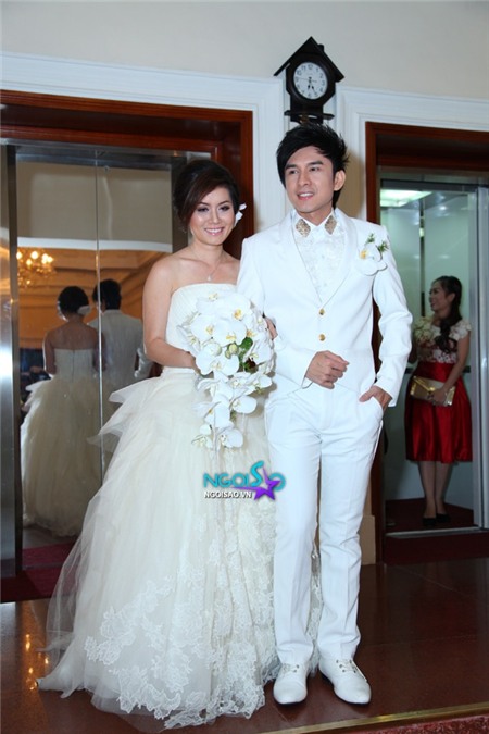 Toàn cảnh: Đám cưới ca sĩ Đan Trường ngập tràn gam trắng sang trọng | Đan Trường,đám cưới,bí mật,bà xã,tiệc cưới,người thân,fan hâm mộ,tình cảm,hạnh phúc,lộng lẫy,lãng mạn