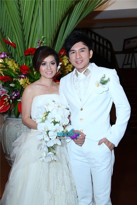 Toàn cảnh: Đám cưới ca sĩ Đan Trường ngập tràn gam trắng sang trọng | Đan Trường,đám cưới,bí mật,bà xã,tiệc cưới,người thân,fan hâm mộ,tình cảm,hạnh phúc,lộng lẫy,lãng mạn