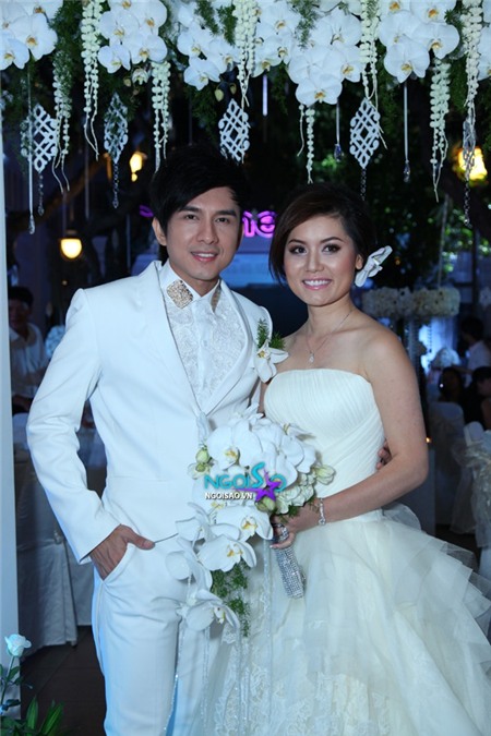 Toàn cảnh: Đám cưới ca sĩ Đan Trường ngập tràn gam trắng sang trọng | Đan Trường,đám cưới,bí mật,bà xã,tiệc cưới,người thân,fan hâm mộ,tình cảm,hạnh phúc,lộng lẫy,lãng mạn