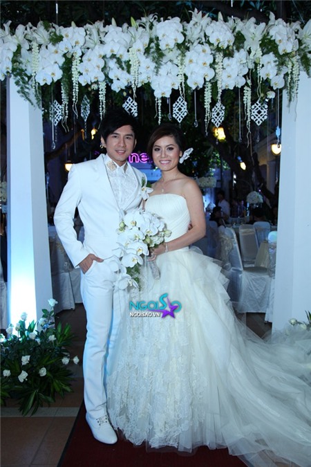 Toàn cảnh: Đám cưới ca sĩ Đan Trường ngập tràn gam trắng sang trọng | Đan Trường,đám cưới,bí mật,bà xã,tiệc cưới,người thân,fan hâm mộ,tình cảm,hạnh phúc,lộng lẫy,lãng mạn