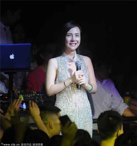 Can Lộ Lộ trổ tài hát ở bar | Can Lộ Lộ 2013,Gan Lu Lu,Mẹ Can Lộ Lộ