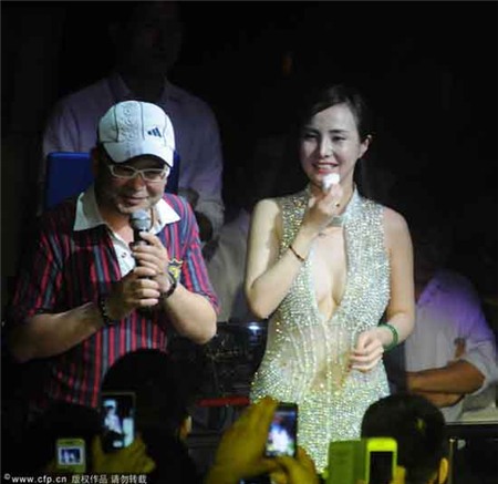 Can Lộ Lộ trổ tài hát ở bar | Can Lộ Lộ 2013,Gan Lu Lu,Mẹ Can Lộ Lộ