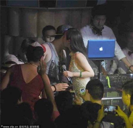 Can Lộ Lộ trổ tài hát ở bar | Can Lộ Lộ 2013,Gan Lu Lu,Mẹ Can Lộ Lộ