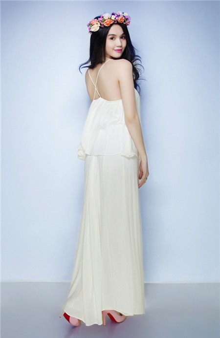 Không chỉ đẹp mê ly trên những shoot hình đã được chỉnh sửa,  photoshop ấn tượng, 'soi' cận cảnh hình thể Ngọc Trinh, hẳn ai cũng phải  trầm trồ bởi vẻ đẹp không tì vết của cô.