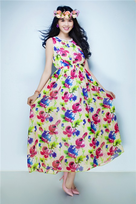 Đến mùa hè năm nay, chất liệu được thay đổi phần co  giãn nhiều hơn và mỏng hơn, họa tiết cũng được chú trọng về màu sắc.