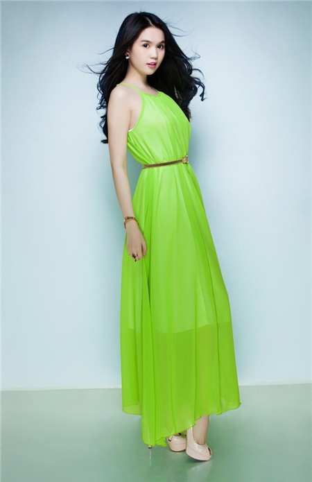 Những tông màu sặc sỡ được ưa thích, tông màu trầm có độ tối thiên về cổ  điển vẫn tiếp tục được nhiều người đẹp showbiz chọn lựa cũng như được  tín đồ thời trang tìm kiếm nhiều trên các trang mạng trực tuyến.