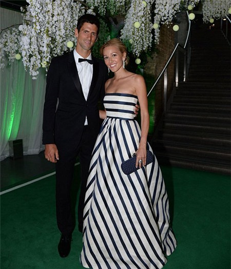 Tranh thủ các mối quan hệ rộng với giới thượng lưu và sao ở Anh, Djokovic mở tiệc kêu gọi sự ủng hộ với quỹ từ thiện mang tên mình.