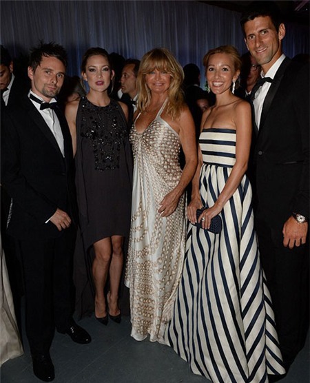 Djokovic và người yêu tạo dáng bên mẹ con diễn viên Kate Hudson.