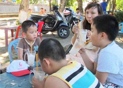 Uống nước dừa tươi với giá 50.000 đồng/quả ở cạnh Lăng Tự Đức. Ảnh: Minh Hải.