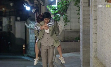 Cảnh cõng - đặc sản của phim Hàn Quốc 3