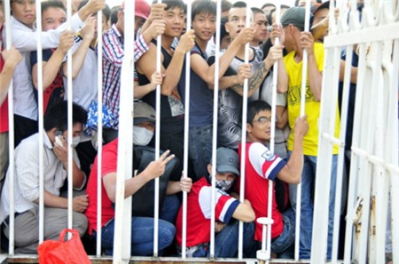 Các CĐV Arsenal tại Việt Nam mua vé với mức giá không hề thấp so với thu nhập của mình.