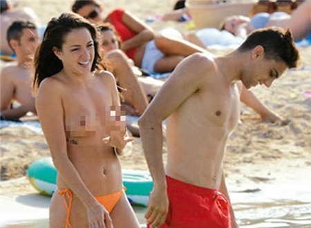 Sao trẻ Barca dụ người tình ngực trần tắm biển